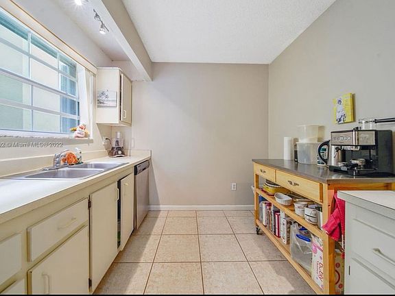 4th image of 2535 SE 19th Pl #105-C