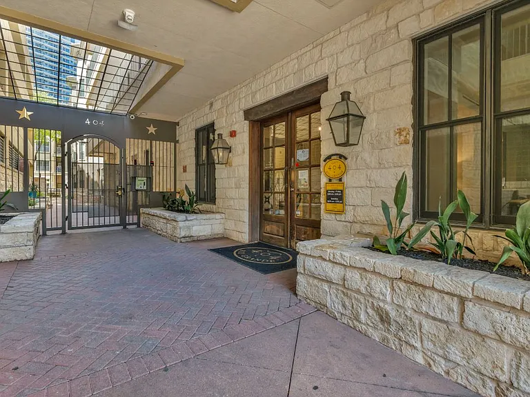 404 Rio Grande — Photo 22