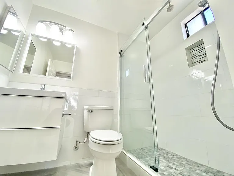 Hyde Park Apts — Photo 7