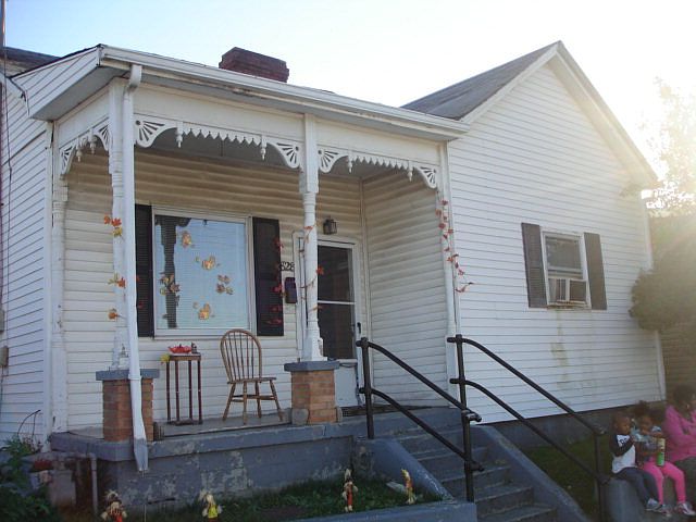 1st image of 828 Forest Ave