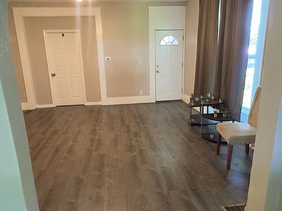 4th image of 209 N Van Buren St #B