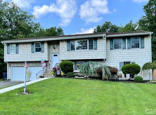 1601 Taylor Dr, North Brunswick, NJ 08902