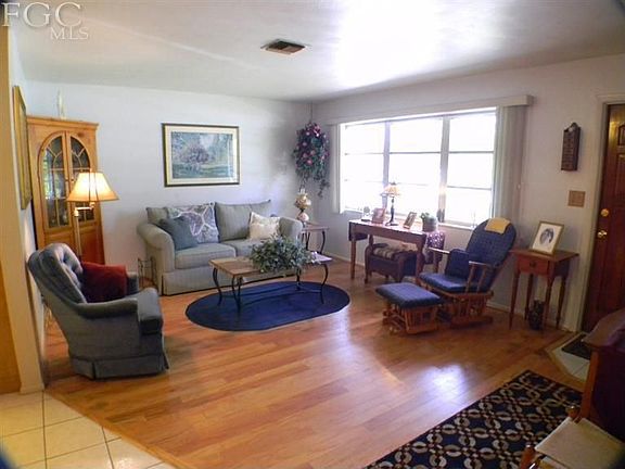 2nd image of 3849 Deleon St