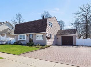 54 Lincoln Pl, Massapequa, NY 11758
