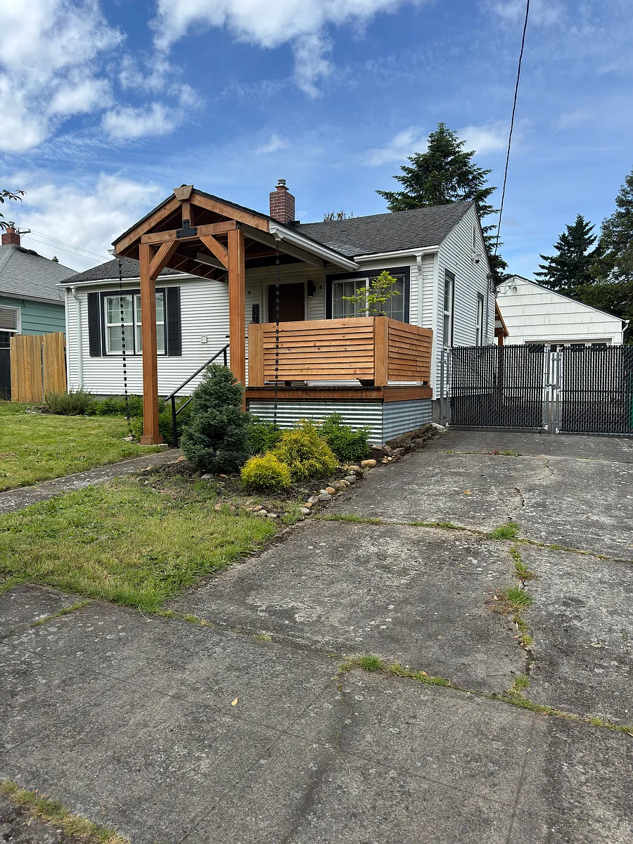 Building Photo - 1215 NE 79th Ave