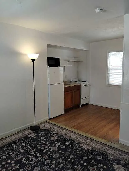 Studio, $675 — Photo 1