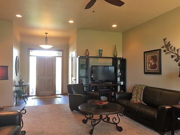 2nd image of 800 Applewood Dr