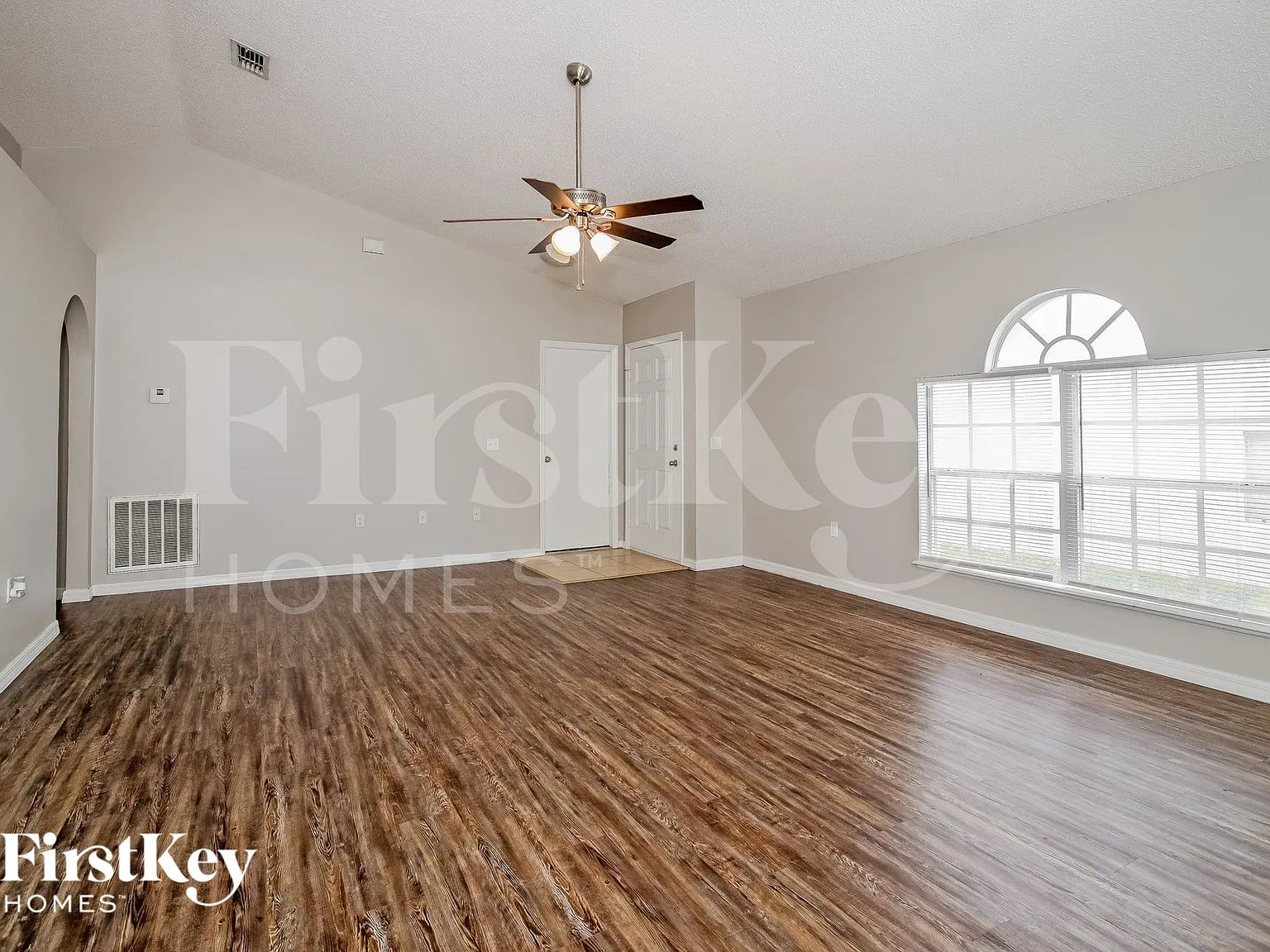 3 bed, 2.0 bath, 1303 sqft, $1,655 — Photo 3
