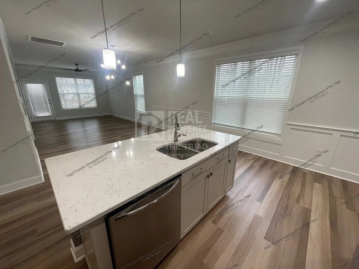 4 bed, 3.0 bath, 2517 sqft, $2,300 — Photo 4
