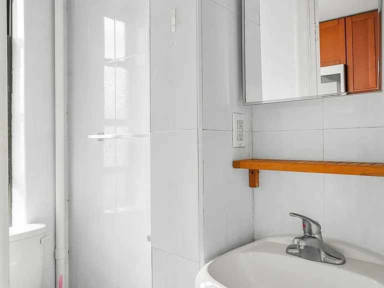 124 Mott St #38 — Photo 6