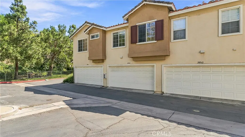 3 bed, 2.5 bath, 1141 sqft, $3,500 — Photo 2