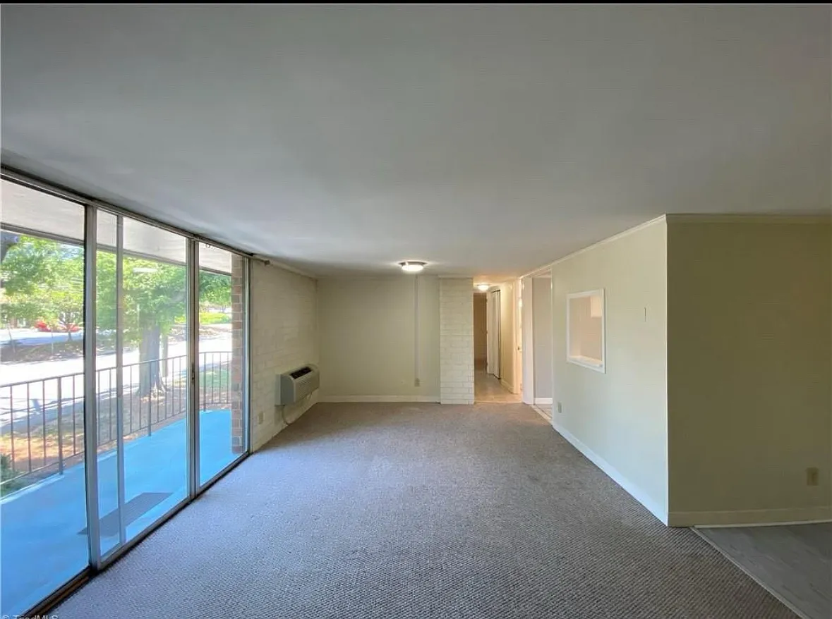 1747 S Hawthorne Rd — Photo 2