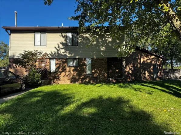 38615 Meadowdale, Clintont, MI 48036