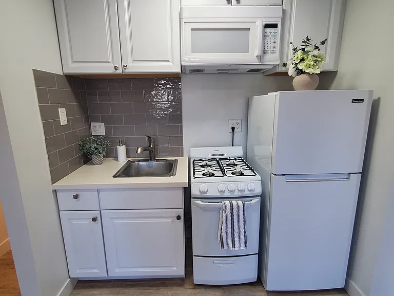 130 Roycroft — Photo 10