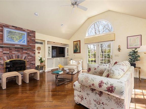 4th image of 230 Kirby Ave