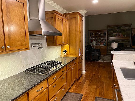 5th image of 381 Desiree Dr