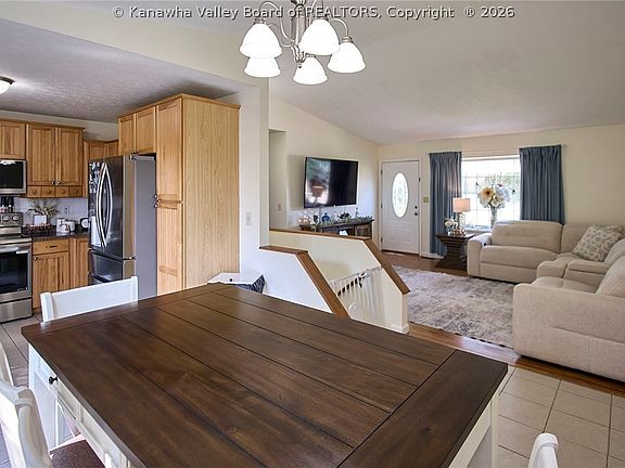 5th image of 51 Cambridge Dr