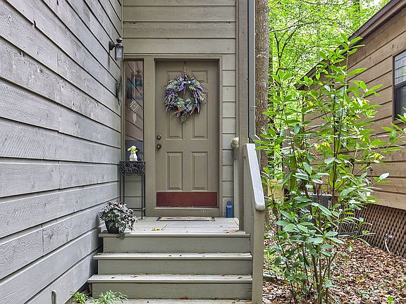 3rd image of 1686 Silverwood Dr