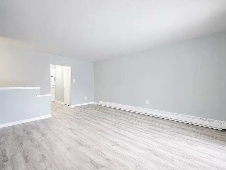 Applegate Apartments - 20 Fort Sumpter — Photo 4