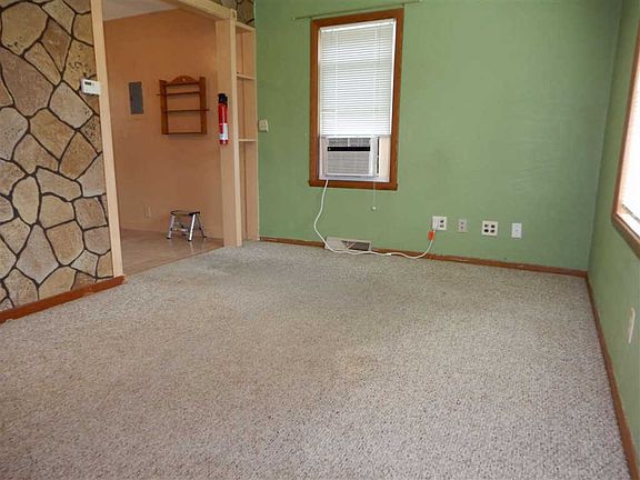 3rd image of 324 E Greenview Ave