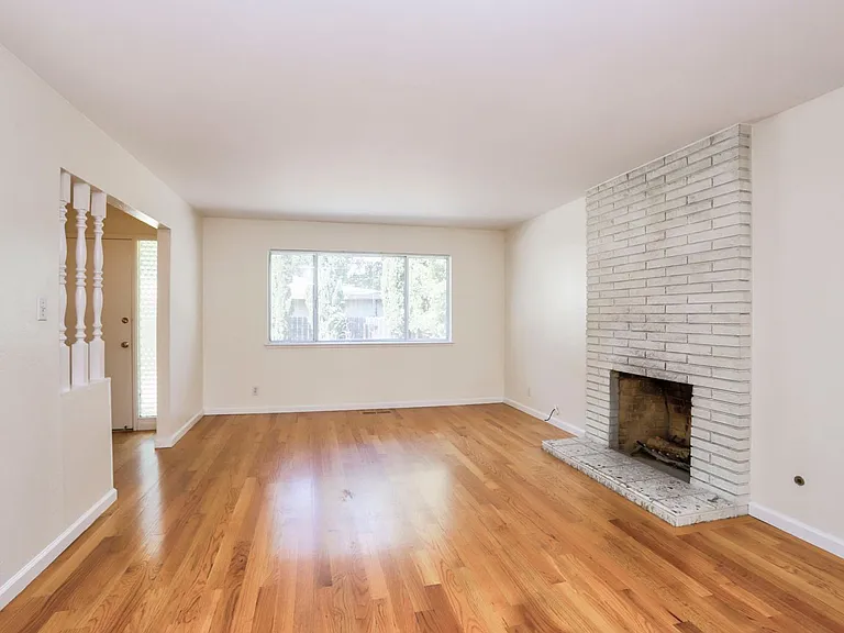 264 W Oakwood Blvd — Photo 4