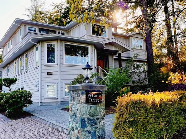 2201 Arbutus Cove Ln, Saanich, BC V8N 6N7