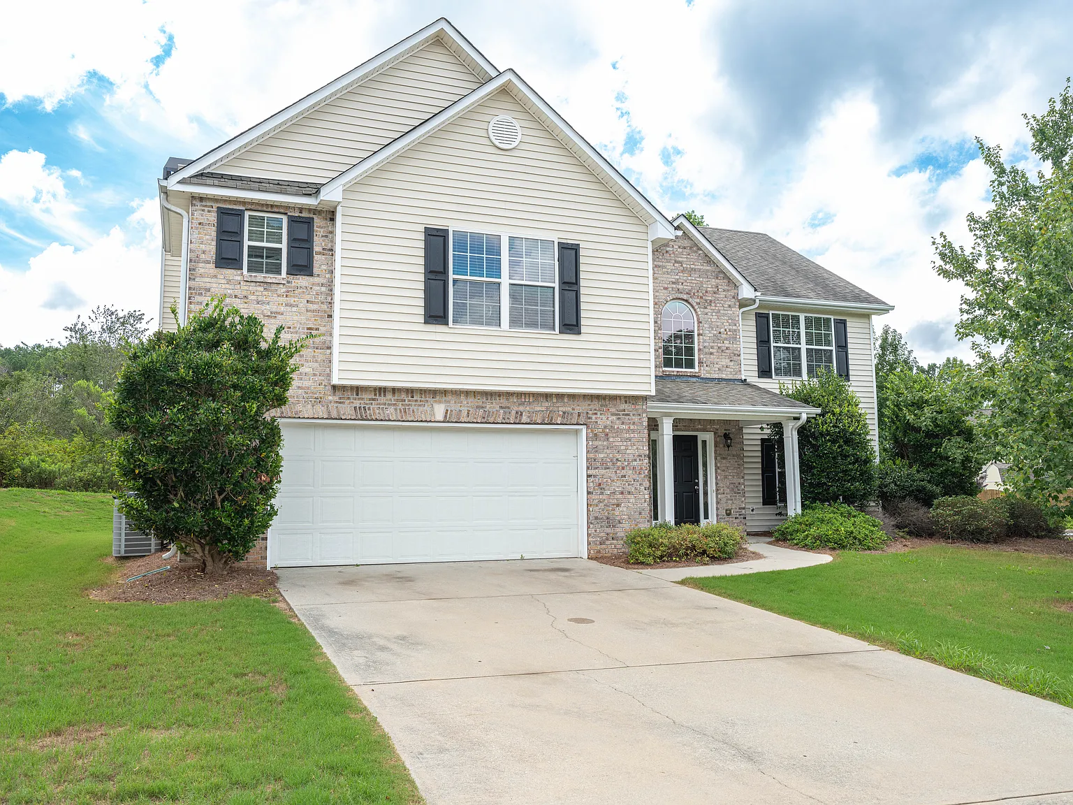 4 bed, 2.5 bath, $2,495 — Photo 2