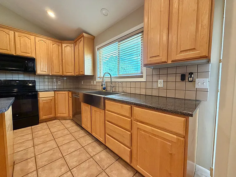 961 E Golden Pheasant Dr — Photo 2