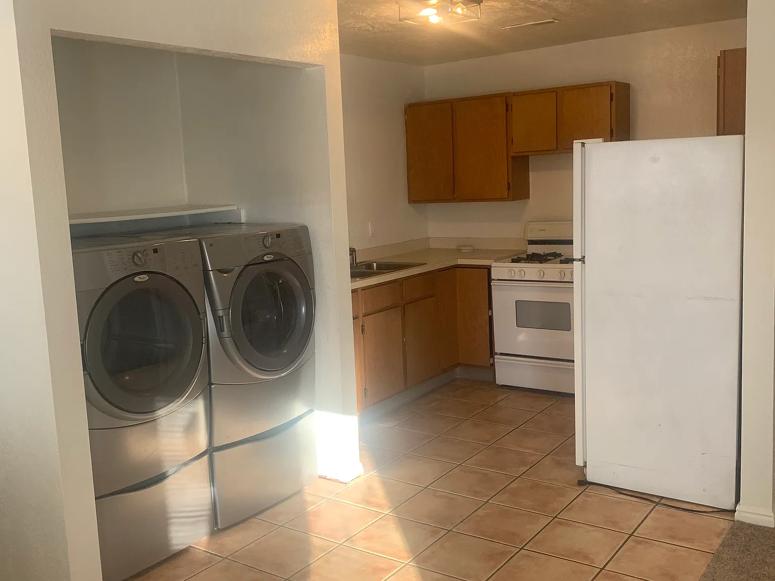 2 bed, 1000 sqft, $1,300 — Photo 3
