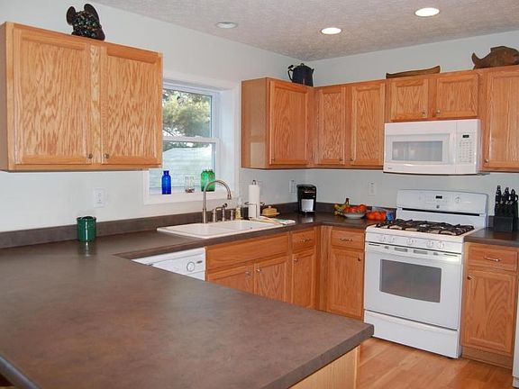 3rd image of 5108 Bateson Dr NE