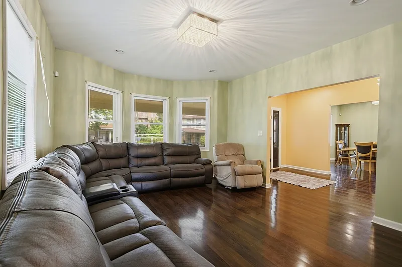 4 bed, 4.0 bath, 3500 sqft, $2,500 — Photo 4