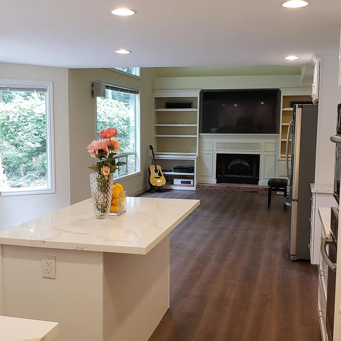 4 bed, 2.5 bath, 2527 sqft, $4,400 — Photo 2