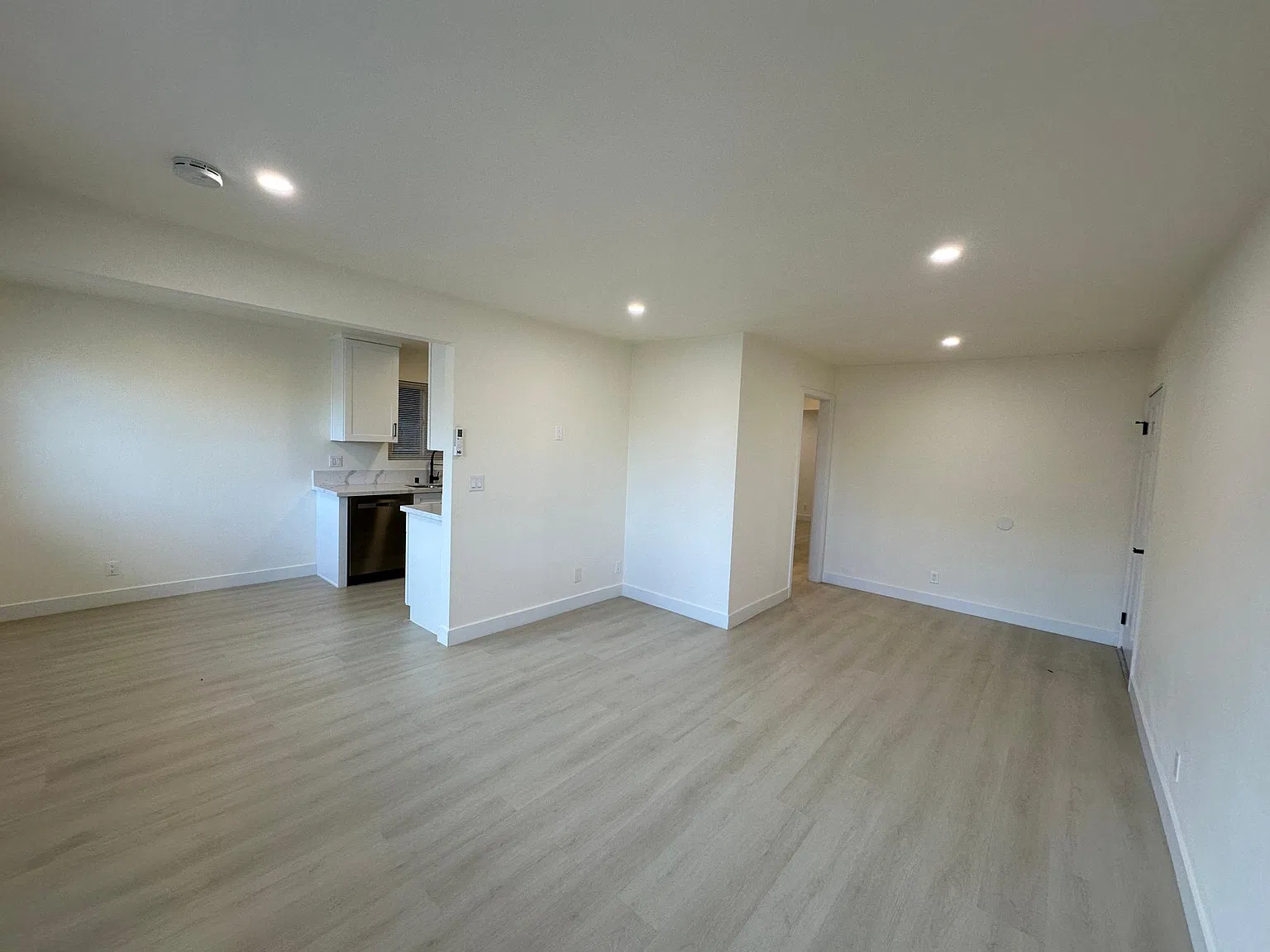 2 bed, 944 sqft, $3,295 — Photo 4