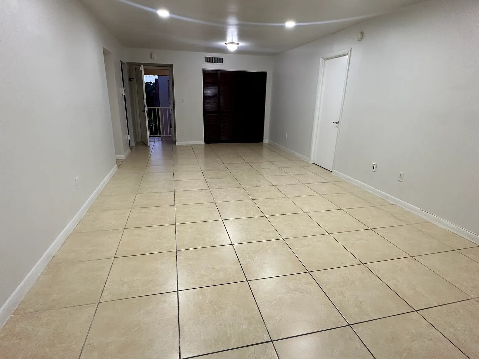 2 bed, 968 sqft, $2,400 — Photo 4