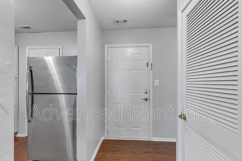 606 Squire Ln — Photo 3