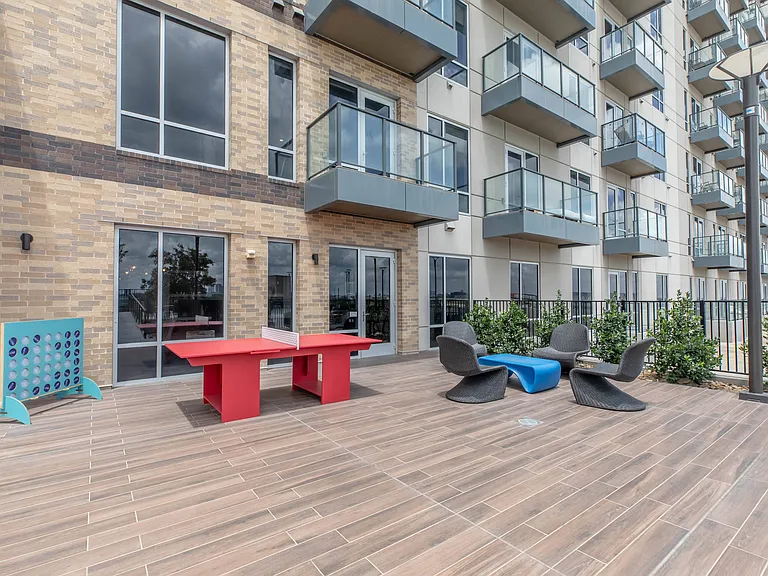 Rooftop Lounge with Fire Pits, Resort-style Grilling Stations & Dining Areas