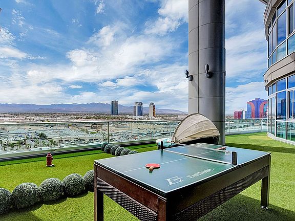Private 1,400 sqft Terrace