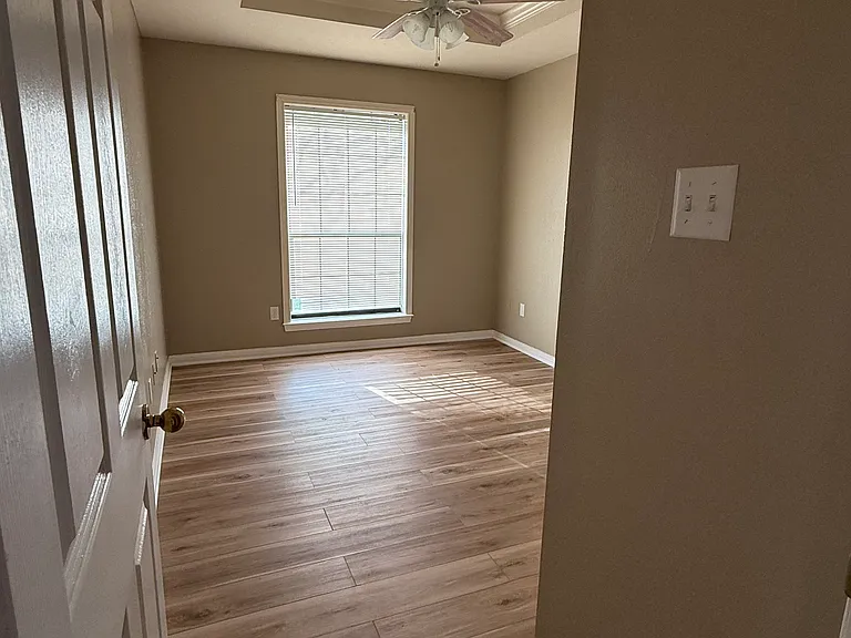 609 Castlebrook Dr — Photo 4