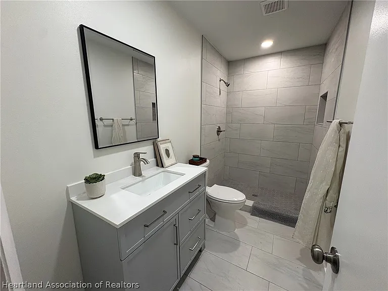 1008 Lagrande Blvd — Photo 14