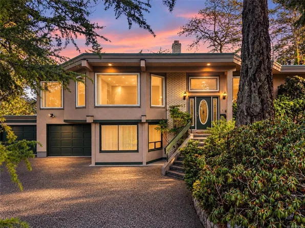 1055 Thistlewood Dr, Saanich, BC V8X 4Z7