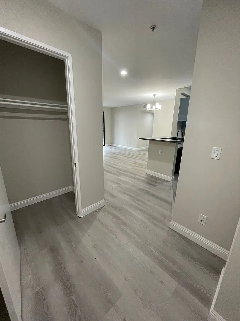 Hawthorne Regency Apartments — Photo 1