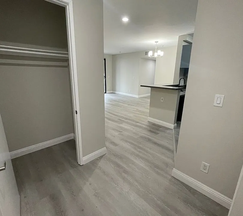 Hawthorne Regency Apartments