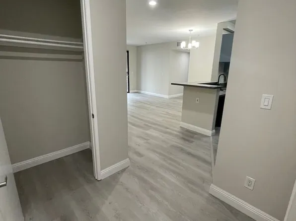 Hawthorne Regency Apartments