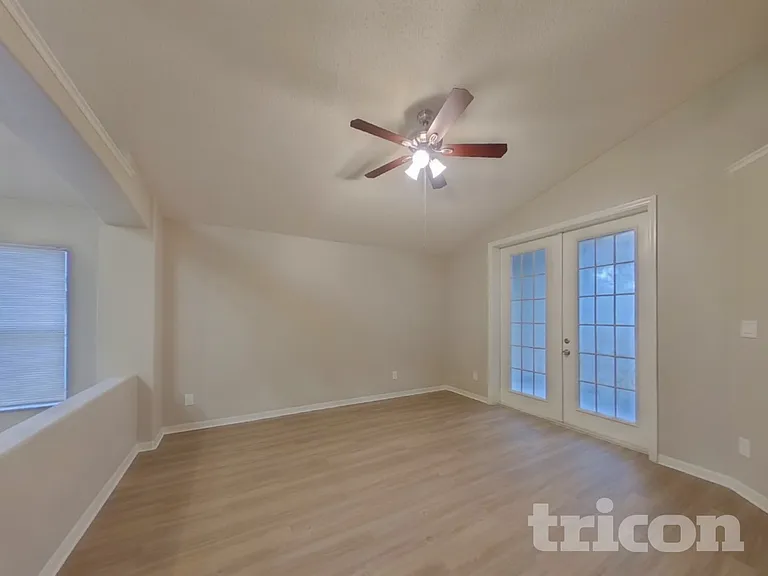 1067 Stoneham Dr — Photo 2