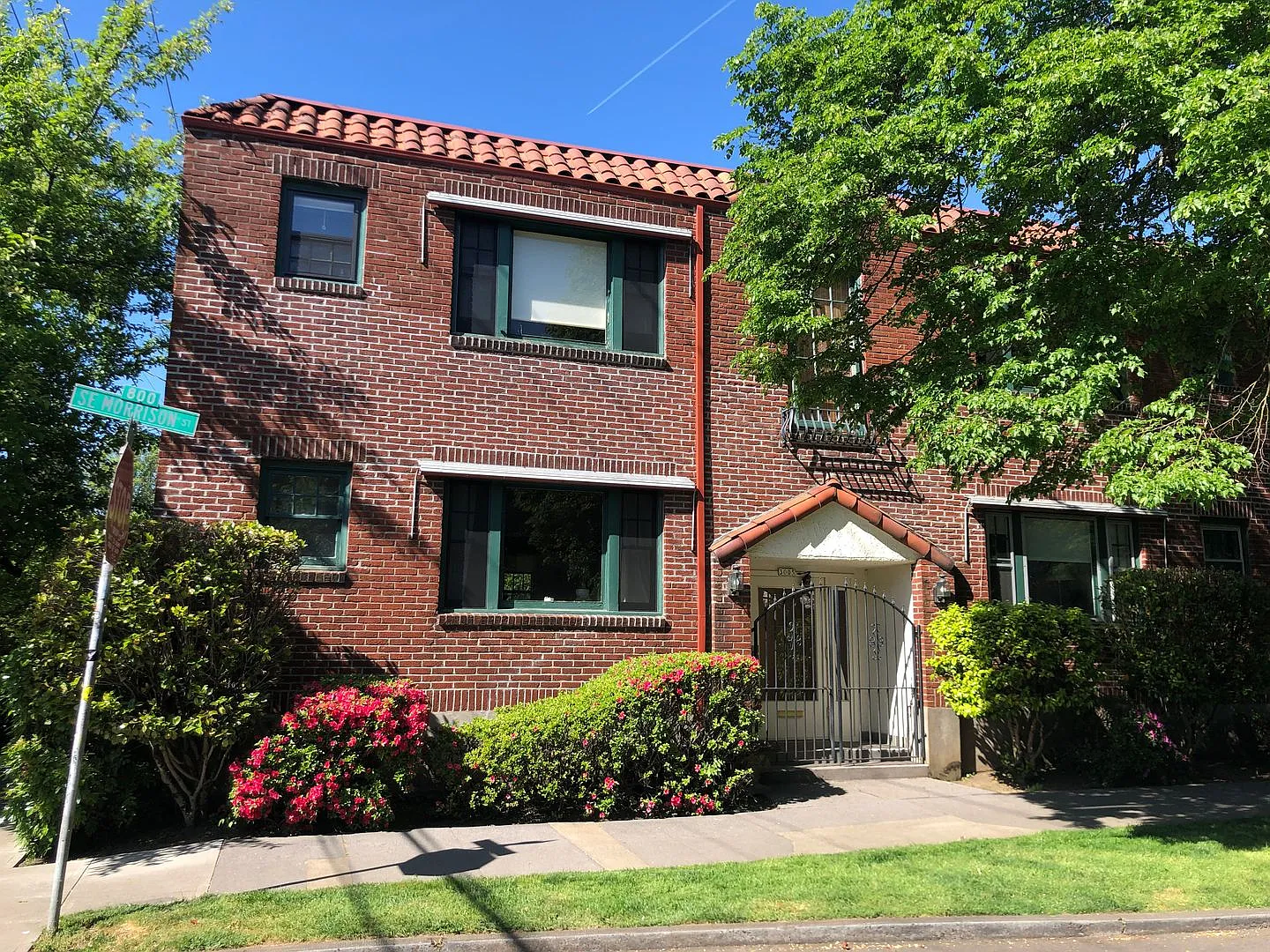 Large Vintage 1 Bedroom off of Belmont — Photo 1