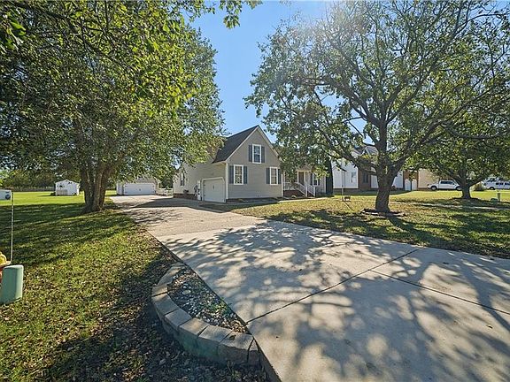 2nd image of 106 Elizabeth Cir