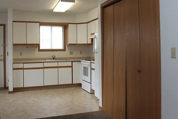 916 6th St S #1 — Photo 3