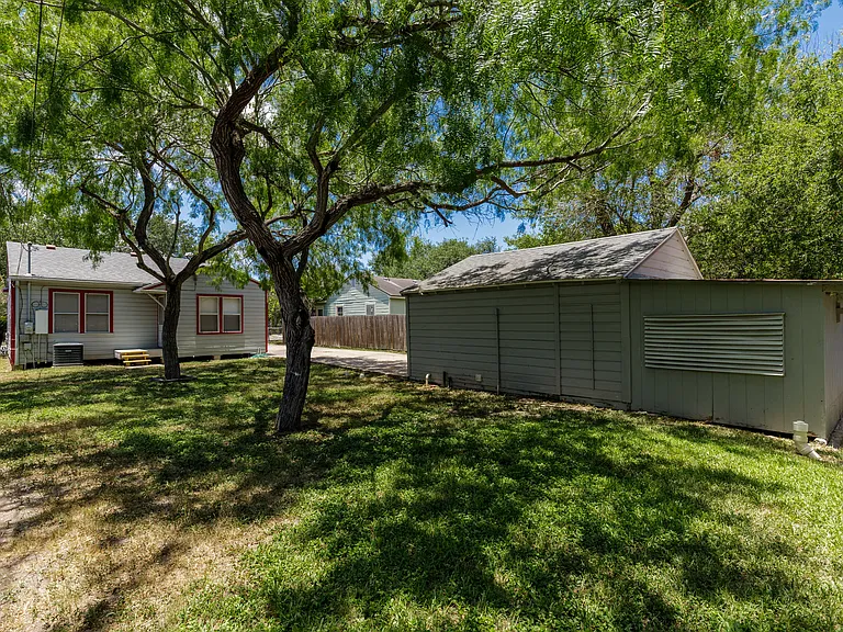 2822 Sarita St — Photo 6