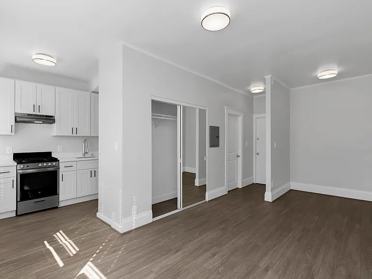 1030 Larkin — Photo 5