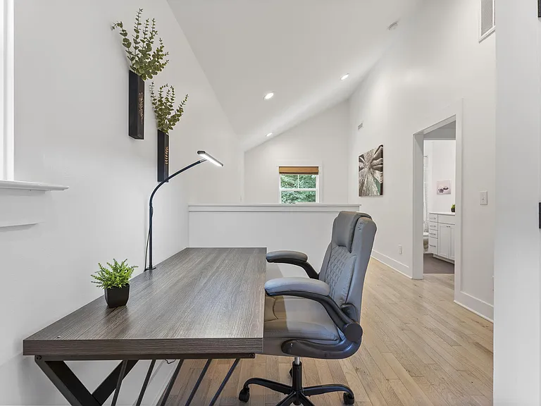 1700 Evergreen — Photo 35